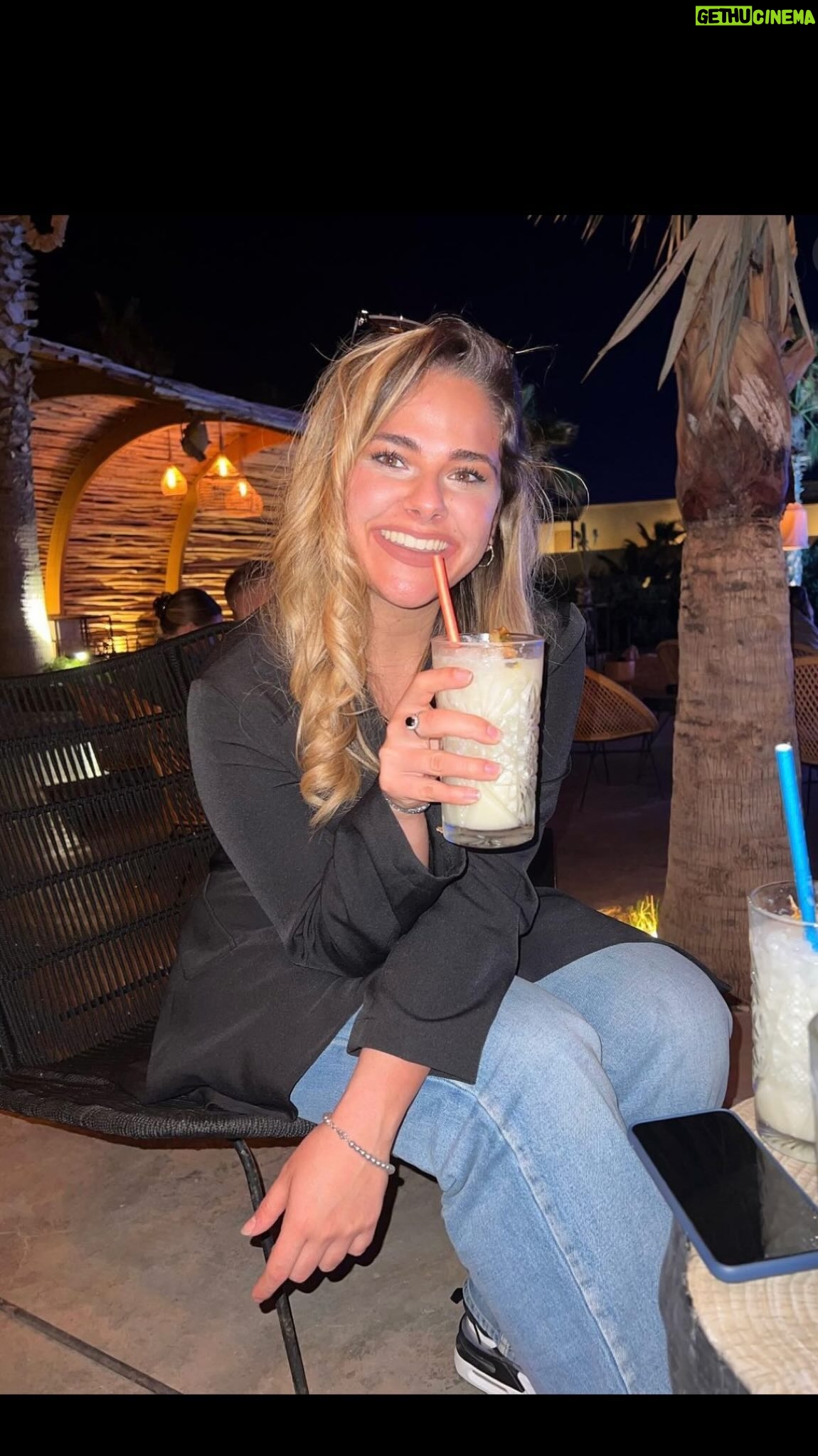 Glenda Resta Instagram - Voi avete mai viaggiato da soli?✈️🧳 P.s i pennelli meravigliosi sono di @jessupbeauty_official 🥹 #gift