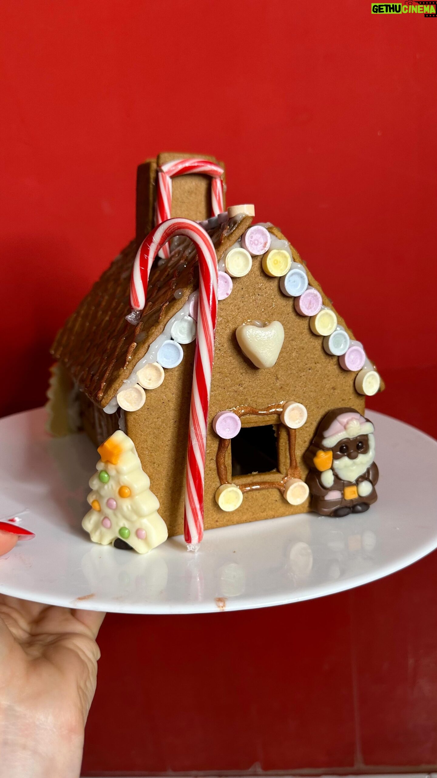 Glenda Resta Instagram - Voi avete delle tradizioni ? Cose che fate ogni vigilia o Ogni Natale? Scrivetemele sino molto curiosa!! 💖 vi piace la casetta?