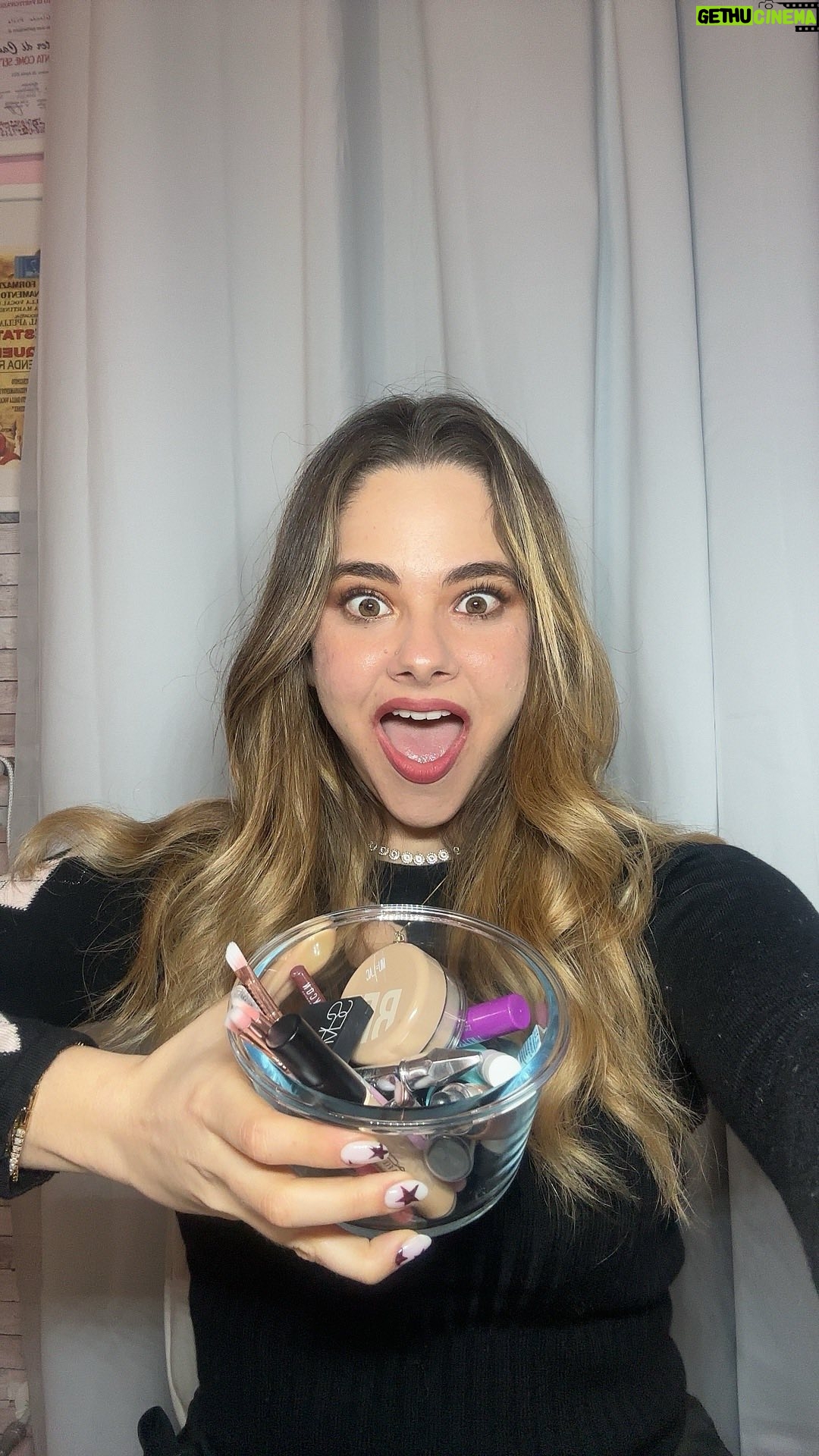 Glenda Resta Instagram - Che dite è promosso questo look con i prodotti più piccoli che ho? Qual è il prodotto più piccolo che possiedi ?