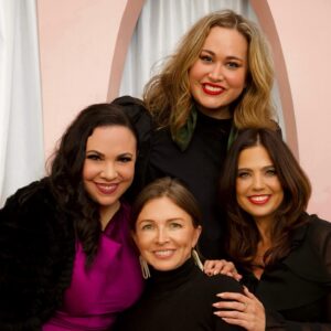 Gloria Calderón Kellett Instagram - Embracing a weekend of #Latinexcellence! I love being in community with my community at #LaCenaLa – Thanks to #Equis @jesslivmo @stephaniemvalencia @kjrutkowski @adenizvillar @its_rubes @elsamariecollins. And thank you to @carlosericlopez for always beautifully capturing us. #LaCenaLA. 🌟