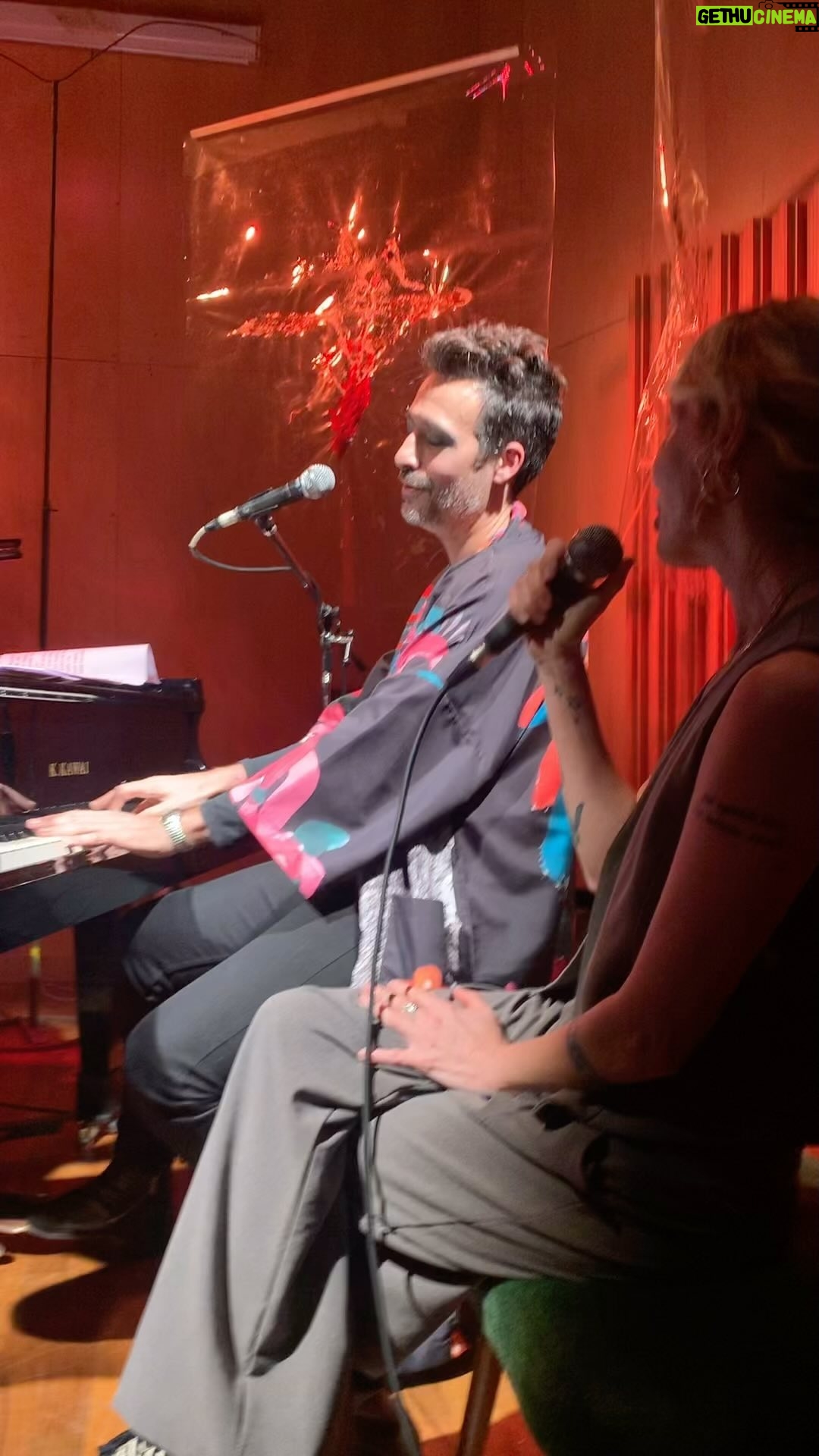 Gloria Carrá Instagram - Hoy @mauri_mayer nos deleitó con un show precioso y me invito a cantar. Mauri amo como cantas, te lo dije muchas veces 🙏🏻✨ Compartir música con amigos es una bendición. Gracias @marieperticari por el videito🤩 Tomo lo que encuentro virus