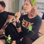 Gloria Carrá Instagram - Lágrimas ranas 🐸 Mañana jueves 23 hs en @cafeberlinbuenosaires Fiesta coronada 🎉💃 10 años de música y risas Link para entradas en bio ✨☀️ Nos vemos mañana 🙏🏻❤️