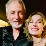 Gloria Carrá Instagram - Anoche estrenamos!! Con un equipo equipo de lujo. Y vino mi niña @angelatorres a sumar felicidad ✨ Gracias a todos los que acompañaron 🙏🏻✨ volvemos el 29 /05 para hablar y cantarle al amor 😻 Que será de ti @cafeberlinbuenosaires @javierdaulteoficial @fenadella @lolomicucci @colobelmonte @horaciochichosalerno @zoilogarces @fercaride.st