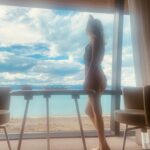 Gloria Carrá Instagram - Por suerte vino el viento a despeinarme A llevarse lo viejo Lo que me preocupaba, lo que me entristecía Me arrodillé en la arena y bendije mi vida Resignifique mi nombre Las palabras se fueron volando El sielencio alimentó mi mente, curó mis heridas Me siento encendida 🔆 Los espero en @cafeberlinbuenosaires El jueves 1/2 vamos a estar los @coronadosdegloriaok festejando la música y la vida Link de entradas en mi bio✨ Atención Mar del Plata‼️ el 3/2 estaremos en el casino de en una sala hermosa para disfrutar del show. Comer y tomar muy rico 😋