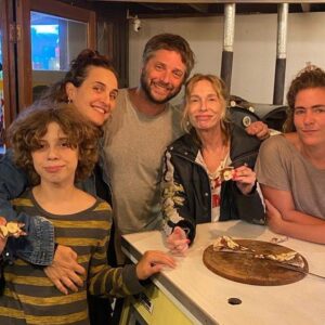 Gloria Carrá Instagram - Nos fuimos juntas a pasar unas pequeñas vacaciones a las hermosas casitas de @casa.kiri 🌊✨❤️🌱 Necesitábamos mucho estar en la naturaleza, descansar, leer, charlar y compartir entre nosotras, y con nuestros nuevxs amigxs Gaby y Rodrigo y su familia 🙂, unos días de paz y mar🙏🏽🌊 Les deseamos para este 2024 que se rodeen de todo lo que les haga bien ✨ Abraz🌸s