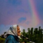 Gloria Carrá Instagram - “...ha sido por nuestra debilidad que esta tierra se pudrió y estas aguas se alzaron y nuestras alegrías se corrompieron ha sido por nuestra debilidad que tocamos fondo en el horror y el horror bailó sobre los corazones ha sido por debilidad que la memoria es hoy real peligro pero a pesar del peligro ya no se desvanece ni declina como declina mansamente la luz en esta plaza aún no los he encontrado hijos pero buscándolos vuestra madres se ha encontrado mis hijos me han madurado mis hijos me han enseñado mis hijos me han hecho una mujer no se dejen vencer el calor de mi cuerpo ya los envuelve resistan la pesada eternidad del frío rechacen esa quietud que los invita hagan retroceder de sus bocas amadas el silencio yo los espero yo no los voy a dejar de esperar porque están vivos en mi espera” Oratorio Mater, Vicente Zito Lema