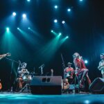 Gloria Carrá Instagram - Coronados se fue a Uruguay 🇺🇾 Nuestro hermoso paso por el Ciclo Marea en @sala_zitarrosa Montevideo Un encuentro mágico acompañados por @lanaprada, artista a quien admiramos muchísimo y tuvimos el honor de compartir escenario 🎶 Que el 2024 venga lleno de canciones y estos encuentros que nos llenan el alma ❤️ 🇺🇾💕GRACIAS URUGUAY, nos volveremos a encontrar! Los Coronados de gloria Fotos por @lusrocks @canessacecilia Vestuario por @fercaride.st