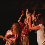Gloria Carrá Instagram - Coronados se fue a Uruguay 🇺🇾 Nuestro hermoso paso por el Ciclo Marea en @sala_zitarrosa Montevideo Un encuentro mágico acompañados por @lanaprada, artista a quien admiramos muchísimo y tuvimos el honor de compartir escenario 🎶 Que el 2024 venga lleno de canciones y estos encuentros que nos llenan el alma ❤️ 🇺🇾💕GRACIAS URUGUAY, nos volveremos a encontrar! Los Coronados de gloria Fotos por @lusrocks @canessacecilia Vestuario por @fercaride.st