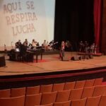 Gloria Carrá Instagram - Fragmentos de lo que fue una tarde maravillosa. Homenaje a las Abuelas ❤️@abuelasdifusion De la mano de @litovitaleoficial Prueba de sonido. Lali siempre con una sonrisa haciéndome el aguante en camarines. Artistas enormes cantando para finalizar tremendo evento. Y si llegan a ver hasta el final, el último video, verán que cuando Lito me presenta al terminar la canción, no logro saludar ni agradecer porque se encienden las luces, veo el teatro lleno de corazones latiendo y solo puedo agarrarme la cabeza jajajaj no lo podía creer!! Me hirve la cabeza!!😂 La lucha de las abuelas siempre en nuestros corazones!! @buenosairescultura @lali_varveri @fercaride.st @antonelli.boutique