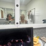 Gloria Carrá Instagram - Fragmentos de lo que fue una tarde maravillosa. Homenaje a las Abuelas ❤️@abuelasdifusion De la mano de @litovitaleoficial Prueba de sonido. Lali siempre con una sonrisa haciéndome el aguante en camarines. Artistas enormes cantando para finalizar tremendo evento. Y si llegan a ver hasta el final, el último video, verán que cuando Lito me presenta al terminar la canción, no logro saludar ni agradecer porque se encienden las luces, veo el teatro lleno de corazones latiendo y solo puedo agarrarme la cabeza jajajaj no lo podía creer!! Me hirve la cabeza!!😂 La lucha de las abuelas siempre en nuestros corazones!! @buenosairescultura @lali_varveri @fercaride.st @antonelli.boutique