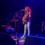 Gloria Carrá Instagram – Un sueño cumplido!! 
Anoche en @la.tangente cante con @lanaprada
Amo su música y la admiro como cantante y como persona❤️
Gracias Ana por tu generosidad🙏🏻 
Todo fue disfrute.

El 15 de diciembre nos volvemos a encontrar en un escenario, esta vez en Uruguay en @sala_zitarrosa y ella será una Coronada de gloria ✨🔆
@coronadosdegloriaok 

@fercaride.st  gracias por ser mi amiga y asesora 💃

El vestido hermoso es de @rsrt.buenosaires