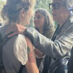 Gloria Carrá Instagram - Fragmentos de lo que fue una tarde maravillosa. Homenaje a las Abuelas ❤️@abuelasdifusion De la mano de @litovitaleoficial Prueba de sonido. Lali siempre con una sonrisa haciéndome el aguante en camarines. Artistas enormes cantando para finalizar tremendo evento. Y si llegan a ver hasta el final, el último video, verán que cuando Lito me presenta al terminar la canción, no logro saludar ni agradecer porque se encienden las luces, veo el teatro lleno de corazones latiendo y solo puedo agarrarme la cabeza jajajaj no lo podía creer!! Me hirve la cabeza!!😂 La lucha de las abuelas siempre en nuestros corazones!! @buenosairescultura @lali_varveri @fercaride.st @antonelli.boutique