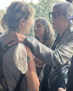 Gloria Carrá Instagram - Fragmentos de lo que fue una tarde maravillosa. 
Homenaje a las Abuelas ❤️@abuelasdifusion 
De la mano de @litovitaleoficial 
Prueba de sonido. 
Lali siempre con una sonrisa haciéndome el aguante en camarines.
Artistas enormes cantando para finalizar tremendo evento. 

Y si llegan a ver hasta el final, el último video, verán que cuando Lito me presenta al terminar la canción, no logro saludar ni agradecer porque se encienden las luces, veo el teatro lleno de corazones latiendo y solo puedo agarrarme la cabeza jajajaj no lo podía creer!! Me hirve la cabeza!!😂
La lucha de las abuelas siempre en nuestros corazones!! 

@buenosairescultura 

@lali_varveri 
@fercaride.st 
@antonelli.boutique