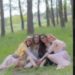 Gloria Carrá Instagram – Hicimos esta producción de fotos para @chamana.ar  fue hermoso compartir tiempo y arte con gente tan amorosa 🙏🏻❤️ 
Por favor, por favor vayan a su Ig y vean los lentes increíbles que tienen 😎 uno mas lindo que otro. 🤪😍🤓

Gracias @alegriacuba por ser quien teje redes 😍

@laferni @melendeguego
Accesorios @medeajoyeria 
Arte @pxhuxn
Vestuario @_glaij_
Foto, video y dirección @anetabelena 
Makeup y estilismo @vickymakeup_b @Adaramer.nails
Idea creativa @floralvarezpazos