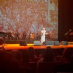 Gloria Carrá Instagram - Fragmentos de lo que fue una tarde maravillosa. Homenaje a las Abuelas ❤️@abuelasdifusion De la mano de @litovitaleoficial Prueba de sonido. Lali siempre con una sonrisa haciéndome el aguante en camarines. Artistas enormes cantando para finalizar tremendo evento. Y si llegan a ver hasta el final, el último video, verán que cuando Lito me presenta al terminar la canción, no logro saludar ni agradecer porque se encienden las luces, veo el teatro lleno de corazones latiendo y solo puedo agarrarme la cabeza jajajaj no lo podía creer!! Me hirve la cabeza!!😂 La lucha de las abuelas siempre en nuestros corazones!! @buenosairescultura @lali_varveri @fercaride.st @antonelli.boutique