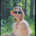 Gloria Carrá Instagram – Hicimos esta producción de fotos para @chamana.ar  fue hermoso compartir tiempo y arte con gente tan amorosa 🙏🏻❤️ 
Por favor, por favor vayan a su Ig y vean los lentes increíbles que tienen 😎 uno mas lindo que otro. 🤪😍🤓

Gracias @alegriacuba por ser quien teje redes 😍

@laferni @melendeguego
Accesorios @medeajoyeria 
Arte @pxhuxn
Vestuario @_glaij_
Foto, video y dirección @anetabelena 
Makeup y estilismo @vickymakeup_b @Adaramer.nails
Idea creativa @floralvarezpazos