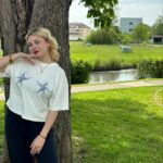 Gloria Palermo De Blasi Instagram – Salut tout le monde ! ☀️
Comment ça va aujourd’hui ? 
J’espère que votre journée se passe bien. 
Oh, au fait, Le clip de Parler à La Lune est sorti ! (sur youtube) 
Allez jeter un coup d’œil et laissez-moi savoir ce que vous en pensez dans les commentaires ! (et n’hésitez pas à lâcher un petit like ❤️) 
#parleralalune