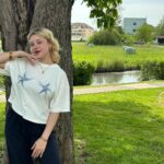 Gloria Palermo De Blasi Instagram – Salut tout le monde ! ☀️
Comment ça va aujourd’hui ? 
J’espère que votre journée se passe bien. 
Oh, au fait, Le clip de Parler à La Lune est sorti ! (sur youtube) 
Allez jeter un coup d’œil et laissez-moi savoir ce que vous en pensez dans les commentaires ! (et n’hésitez pas à lâcher un petit like ❤️) 
#parleralalune