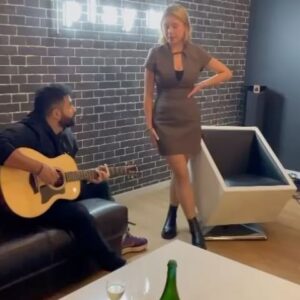 Gloria Palermo De Blasi Instagram - Un moment inoubliable, le jour où j'ai signé mon contrat avec @playtwolabel entourée de mes producteurs @mjf_productions @juliengodin @marchalfabrice et d'un de mes compositeurs @nazimfaitdeschansons avec @markweld_music 
La chanson : Parler à la lune 🌙 
disponible sur toutes les plateformes 🎵