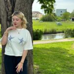 Gloria Palermo De Blasi Instagram - Salut tout le monde ! ☀️ Comment ça va aujourd'hui ? J'espère que votre journée se passe bien. Oh, au fait, Le clip de Parler à La Lune est sorti ! (sur youtube) Allez jeter un coup d'œil et laissez-moi savoir ce que vous en pensez dans les commentaires ! (et n'hésitez pas à lâcher un petit like ❤️) #parleralalune