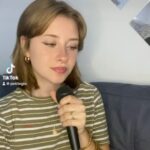 Gloria Palermo De Blasi Instagram - Voici un petit bout de cover d'une chanson de @babpravi que j'aime beaucoup. J'espère qu'il vous plaira 🤍 (excusez mes petites faussetés par moments 🙏🏻)
