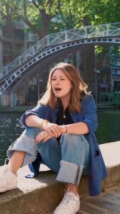 Gloria Palermo De Blasi Instagram - Golden Hour - JVKE voici un cover d'une chanson de @itsjvke qui date de mon séjour à Paris en mai, j'espère qu'il vous plaira ! (excusez mon anglais un peu bancal 😅)