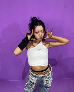 Go A-sung Instagram - 드림스윗 ♥️ 이두나!

@skuukzky @_rianess @_simeez @janet.suhh 
@netflixkr #이두나!

케이팝 메이크업 완벽하게 해준 @_leeeun 
스타일리스트 윤진선생님 
개인 댄스강습 @gngmnn 선생님
아이돌의 꿈을 이루어주신 이정효 감독님 감사합니다