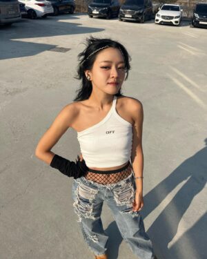 Go A-sung Instagram - 드림스윗 ♥️ 이두나!

@skuukzky @_rianess @_simeez @janet.suhh 
@netflixkr #이두나!

케이팝 메이크업 완벽하게 해준 @_leeeun 
스타일리스트 윤진선생님 
개인 댄스강습 @gngmnn 선생님
아이돌의 꿈을 이루어주신 이정효 감독님 감사합니다