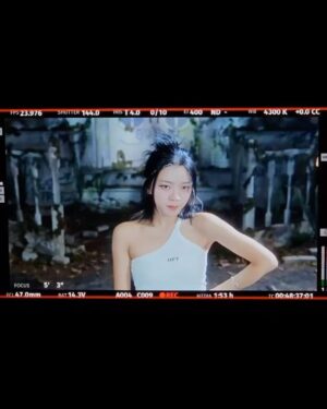 Go A-sung Instagram - 드림스윗 ♥️ 이두나!

@skuukzky @_rianess @_simeez @janet.suhh 
@netflixkr #이두나!

케이팝 메이크업 완벽하게 해준 @_leeeun 
스타일리스트 윤진선생님 
개인 댄스강습 @gngmnn 선생님
아이돌의 꿈을 이루어주신 이정효 감독님 감사합니다