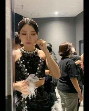 Go A-sung Instagram - 드림스윗 ♥️ 이두나!

@skuukzky @_rianess @_simeez @janet.suhh 
@netflixkr #이두나!

케이팝 메이크업 완벽하게 해준 @_leeeun 
스타일리스트 윤진선생님 
개인 댄스강습 @gngmnn 선생님
아이돌의 꿈을 이루어주신 이정효 감독님 감사합니다