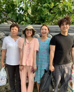 Go Eun-ah Instagram - 내가 좋아하고 사랑하는 모든것들이 담겨있는♡
꽃🌹아가들🐶 가족👨‍👩‍👧‍👦
아빠가 찍어준 사진❤

#방가네
@imxux9  @91_mir_0310