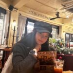 Go Bo-gyeol Instagram - ’우리동네에서 우리가 제일 좋아하는 곳‘ 이라는 희곡 ‘우리읍내’에서 모티브를 딴 슬로건이 너무 정겹고 포근해요- #썬프란시스코마켓 “사람들은 살아가면서 자신들이 살고 있는 세상을 얼마나 깨달을까요? 자신이 살고 있는 1분 1초를 말이에요“ (우리읍내에서 에밀리 독백)