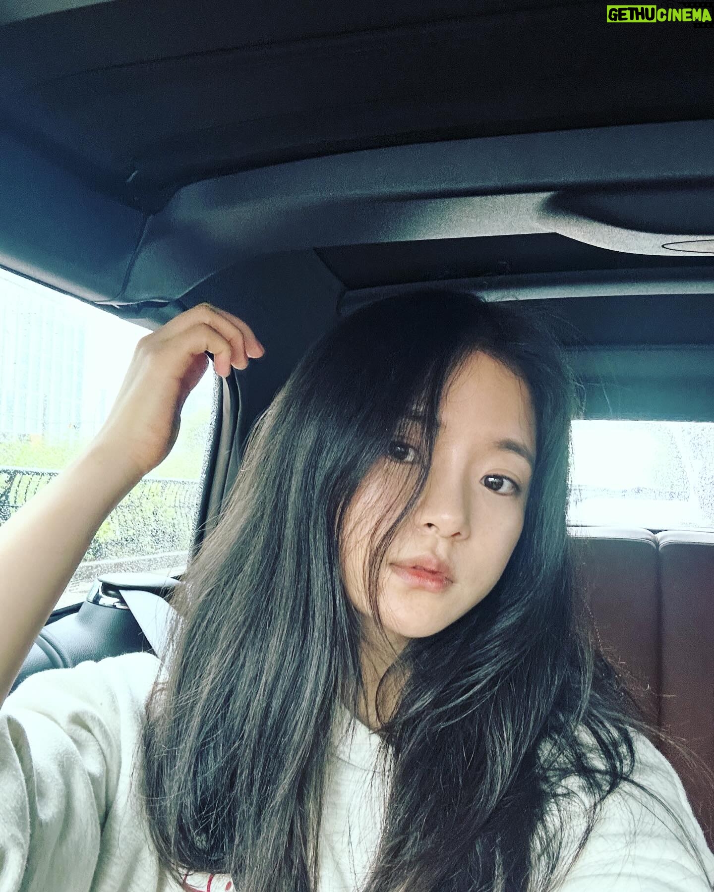 Go Bo-gyeol Instagram - 봄비가 내리는 날 📸🌺 곱슬머리😛 a spring rainy day