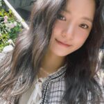 Go Bo-gyeol Instagram – 동생 야외결혼식날 흐렸다가 갑자기 쨍 하구 해가 뜬 
Lucky day -️️☀️ 
울동생 커플 매일이 오늘처럼 럭키한 하루하루가 되길 축복해 

예쁜 헤어메이크업 감사합니다 우리 황금손 샘들☺️🌻
@wedding_bymujin 
@jennyhousewedding_suhwa