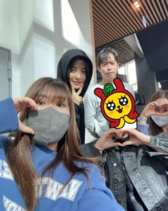 Go Bo-gyeol Instagram - 네컷 사진 찍을 때 조차 눈싸움을 하는 찐케미 #사감재 와 #램브러리 😂 그리고 함께한 우리 귀여운 달팀 고마워요💘🌛 오늘밤 10시 30분 #tvN #성스러운아이돌 #theheavenlyidol 스트리밍은 #tving