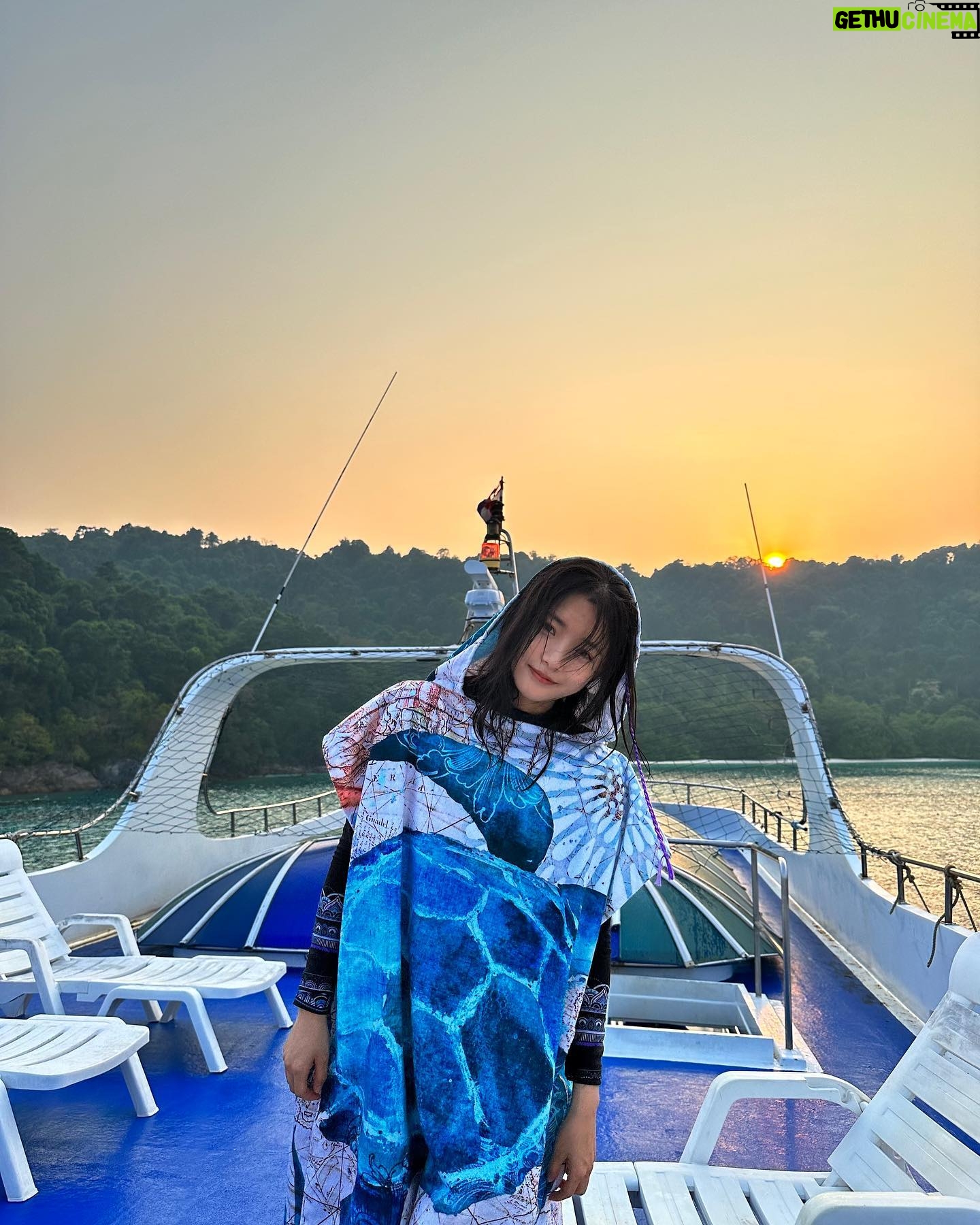 Go Bo-gyeol - 60.1K Likes - Throw in the deep water #심연 💙🦋