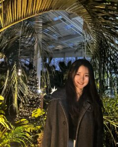 Go Bo-gyeol Instagram - 새해이지만 여긴 아직 크리스마스👼🏻 문득 언제나 겨울에 새해를 맞이했다는게 새삼스럽네요. 우리, 겨울은 겨울의 마음으로 보기로해요. 조급해한들 봄은 저때에 자연스럽게 올테니 그러면 , 겨울의 아름다움이 눈에 가득 들어오더라구요. ☃️ 당신의 겨울을 응원합니다🤍
