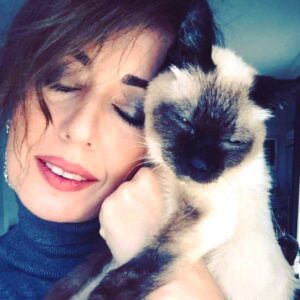 Gökçe Yanardağ Instagram - Bazen kokusu vuruyor yüreğime ❤️
Bana öğrettiğin her şey için teşekkür ederim dostum. 🙏🏼😻
Özlüyorum...
8 ağustos #dünyakedilergünü  imiş.
İlk göz ağrımdı bu kız . Onun anısına olsun madem ...😞🐾🙏🏼❤️😻
