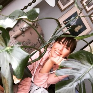Gökçe Yanardağ Instagram - Bugün yapraklarını zeytinyağı ile sildim. Pırıl pırıl oldu deve tabanım . Eve daha dazla çiçek almamak için zor duruyorum. Çok kötü baksan bile yaşamakta ısrarlı olan, çabuk ölmeyen bitki önerileriniz olur mu bana ? 🙈🙈🙈🙏🏼 🌱🌸❤️🌞