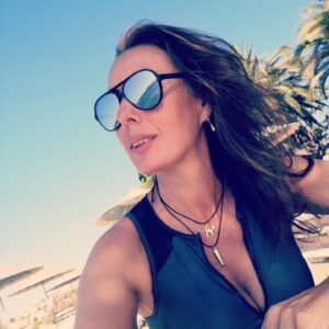 Gökçe Yanardağ Instagram - Eylül yazı...🌾🐚🍁🐟🍂

Yaz Bitti
...
Yazın bittiği her yerde söylenir 
söyleyenler inanır bir şeylerin sahiden bittiğine 
yaz biter 
eskir geceler,serin,hüzünlü 
yeni mevsime hazırlık: ömrün teyel yerleri 
bir yanı telaş,bir yanı ürperten yaz sonu ikindileri 
çıkarır sizi dalgın derinliğinizden 
yaşadığınızı duyarsınız teninizde 
bir zamanlar okumuş olduğunuz kitapları özlersiniz 
sıcak odaları, beyaz, temiz yastıkları 
ahşap panjurları 
yaz bitti 
bitmeyen şeyler kaldı geride 

yaz bitti 
yaz bitti 
yüksek sesle söylüyorum bunu kendime 
her yerde söylendiği gibi 
yaz bitti 
yaz bitti 
...

Murathan Mungan 💙