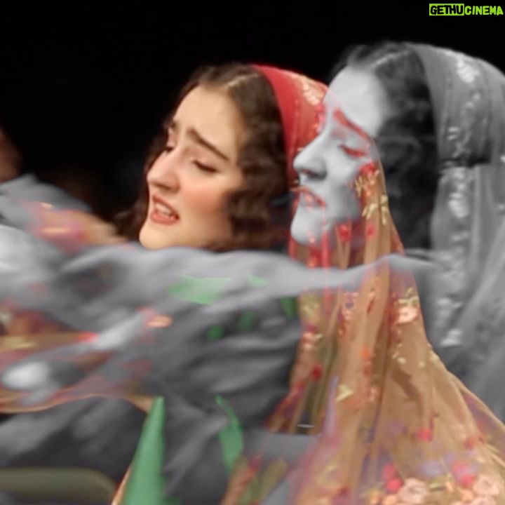 Golab Adine Instagram - سال و ماه به همين سرعت مى گذرد . اى كاش به خوشى بگذرد. سال پيش ١٥ آبان "پرده خانه" را به صحنه برديم .شب هايي پر از بيم و اميد ، اشك و خنده هاى پر غصه #نورا_هاشمى#مانيا_عليجانى#گروه_تئاتر_مرواريد#نمايش_پرده_خانه