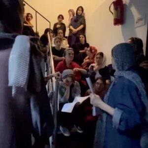 Golab Adine Instagram - گروه سخت كوش و با انگيزه و خستگى ناپذير من بعد از سه ماه تمرين هاى طولانى و فشرده ،آماده ى اجراى به اصطلاح بازبينى(به قول من بينى) هستند براى گرفتن مجوز اجرا فردا دوشنبه ٣١مرداد ١٤٠١ (ويدئوى بادگارى از فائزه صدر) #گروه_تئاتر_مرواريد#تئاتر