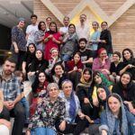 Golab Adine Instagram - اولين عكس گروهى از بازيگران نمايش جديد "گروه تئاتر مرواريد" .( افراد زيادى در اين قاب نيستند) كارى مشكل و پر كار .تمرين ها از خرداد ماه شروع شده و خدا بخواهد تا دو ماه ديگر ادامه خواهد داشت. آماده مى شويم براى روز اجرا در برابر هيئت بازبينى (بينى) مركز هنرهاى نمايشى #گروه_تئاتر_مرواريد #تئاتر