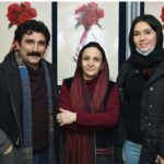 Golab Adine Instagram - ديگر تمديدى در كار نيست.آخرين اجرا ساعت٢/٣٠جمعه ١٥ بهمن خواهد بود ٣-اگر مايليد برگ بزنيد:هنرمندان عزيز و گرامى كه به ديدن كار ما نشستند #بانوی_محبوب_من #