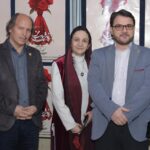 Golab Adine Instagram - ديگر تمديدى در كار نيست.آخرين اجرا ساعت٢/٣٠جمعه ١٥ بهمن خواهد بود ٣-اگر مايليد برگ بزنيد:هنرمندان عزيز و گرامى كه به ديدن كار ما نشستند #بانوی_محبوب_من #