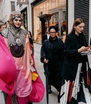 Golda Rosheuvel Instagram - London Gallery Weekend with @bazaaruk 
Nothing beats Art and Good Friends @daniellismore 
@kloss_films 
@roksandailincic @marcellastylist 
Nazanin Zaghari-Ratcliffe ❤️

Hair @dionnesmithhair 
Makeup @joyadenuga 

Photographer : @oliverholms
@bazaaruk
@LondonGalleryWeekend with @xerjoff