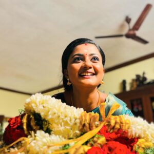 Gomathi Priya Instagram - #pookari #meena #siragadikaaasai #vijaytelevison #vijaytv #vikatan #poo #malai #flowers #womeninbusiness #passion #actress #television #actress #shooting #blessed #behappy #bekind #bepositive #chennai #tamil #industry #saree #traditional #dreams  Pic credits @as_comrade05
