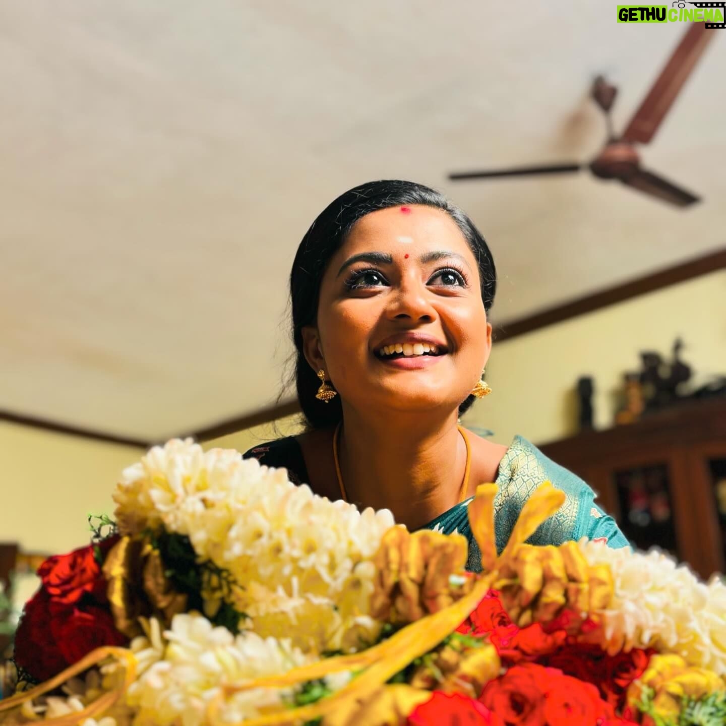 Gomathi Priya - 3 Likes - #pookari #meena #siragadikaaasai #vijaytelevison #vijaytv #vikatan #poo #malai #flowers #womeninbusiness #passion #actress #television #actress #shooting #blessed #behappy #bekind #bepositive #chennai #tamil #industry #saree #traditional #dreams Pic credits @as_comrade05