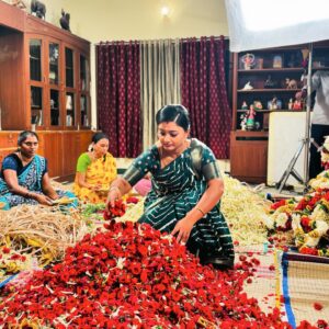Gomathi Priya Instagram - #pookari #meena #siragadikaaasai #vijaytelevison #vijaytv #vikatan #poo #malai #flowers #womeninbusiness #passion #actress #television #actress #shooting #blessed #behappy #bekind #bepositive #chennai #tamil #industry #saree #traditional #dreams  Pic credits @as_comrade05