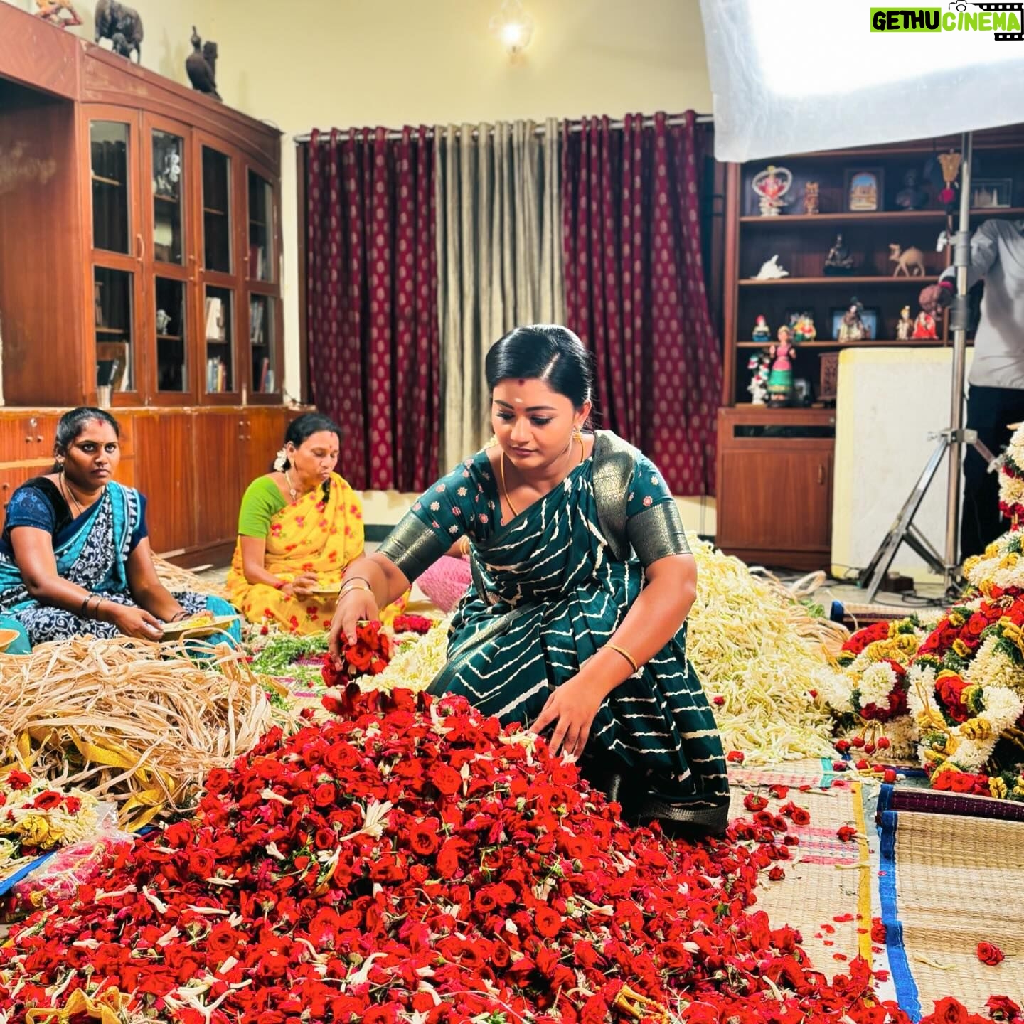 Gomathi Priya - 3 Likes - #pookari #meena #siragadikaaasai #vijaytelevison #vijaytv #vikatan #poo #malai #flowers #womeninbusiness #passion #actress #television #actress #shooting #blessed #behappy #bekind #bepositive #chennai #tamil #industry #saree #traditional #dreams Pic credits @as_comrade05